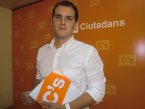 Albert Rivera: 'Bildu hace en los ayuntamientos lo mismo que CiU, incumplir la ley de banderas'